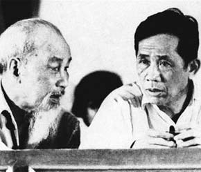 Đồng chí Lê Duẩn báo cáo tình hình cách mạng miền Nam với Chủ tịch Hồ Chí Minh, năm 1957 - Ảnh tư liệu.