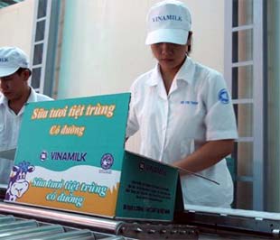 Chế biến sữa tại Công ty Vinamilk - Ảnh: Hồng Văn.