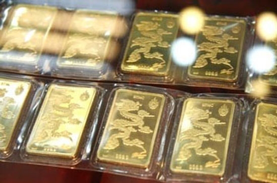  Giá vàng trong nước sáng nay được hỗ trợ bởi giá vàng quốc tế tăng mạnh phiên trước, nhưng lại bị kìm hãm bởi giá USD thị trường tự do đi xuống.