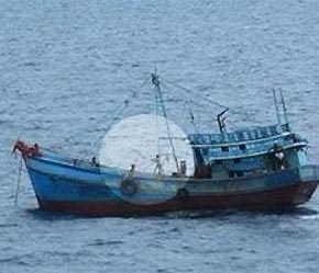 Một tàu "khai thác" cáp quang biển.