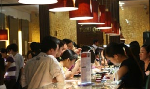 Giá vàng lùi bước, giao dịch chùng xuống