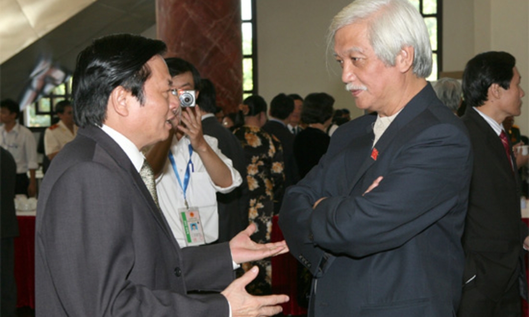 Bộ trưởng Bộ Thông tin và Truyền thông Lê Doãn Hợp trao đổi với đại biểu Dương Trung Quốc bên hành lang Quốc hội - Ảnh: CTV.