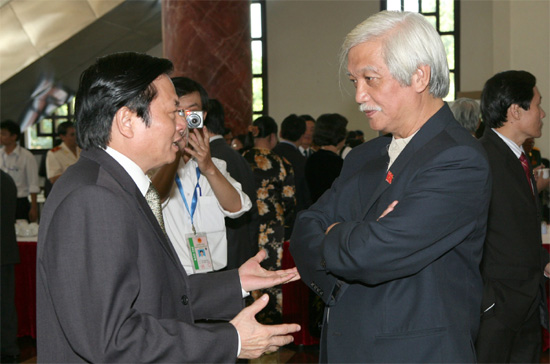 Bộ trưởng Bộ Thông tin và Truyền thông Lê Doãn Hợp trao đổi với đại biểu Dương Trung Quốc bên hành lang Quốc hội - Ảnh: CTV.