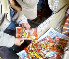 Những gói gia vị lẩu được bán đầy rẫy bên chợ Lũng Vài (Trung Quốc).