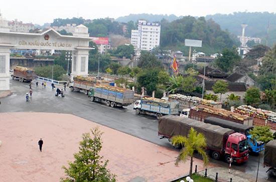 Hoạt động giao thương tại Cửa khẩu Quốc tế Lào Cai.