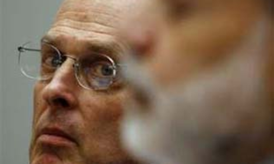 Bộ trưởng Bộ Tài chính Mỹ Henry Paulson (trái) và Chủ tịch Cục Dự trữ Liên bang Mỹ Ben Bernanke. Hai ông đã liên tục thúc giục việc thông qua kế hoạch này, với lập luận rằng tình hình đang rất cấp bách, và thị trường tài chính đang trong cơn khủng hoảng - Ảnh: Reuters.