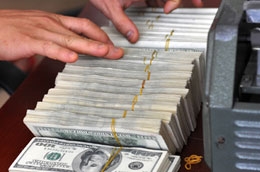 Hiện tiền gửi USD của các tổ chức kinh tế tại các tổ chức tín dụng bị khống chế lãi suất tối đa là 1%/năm.