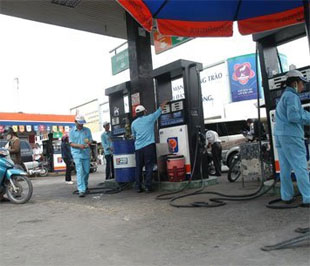 Giá xăng dầu vừa tăng thêm từ ngày 1/7 và là lần thứ năm giá mặt hàng này tăng kể từ đầu năm 2009 - Ảnh: Hữu Thắng.