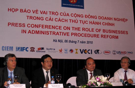 Tổ công tác chuyên trách cải cách thủ tục hành chính tổ chức họp báo sáng 6/7.