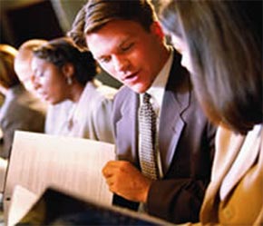 Đa số các chuyên gia tư vấn tài chính làm việc độc lập nên thu nhập của họ được tính theo hình thức hoa hồng, thù lao, hoặc thù lao cộng với hoa hồng.