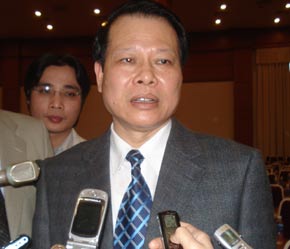 "Khi tình hình lạm phát đã ổn định và có thể kiểm soát được ở mức độ nào đó thì Chính phủ sẽ phải có lộ trình trả lại giá thị trường. Chính phủ không thể bao cấp tràn lan như thế được vì ngân sách cũng có hạn."