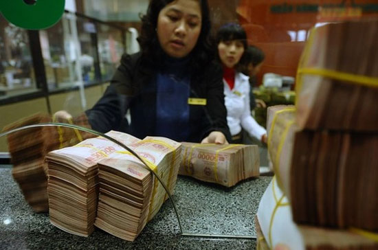 Theo Ngân hàng Nhà nước, sự sụt giảm này là do việc hạch toán lại đúng bản chất của các khoản tiền gửi và cho vay trước đây - Ảnh: Getty.