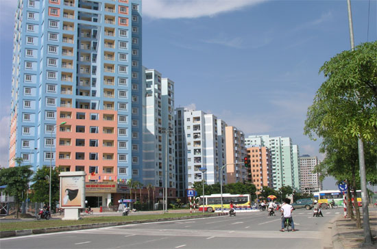 Dù bất động sản được xem là nơi "trú ẩn" an toàn thời lạm phát, song để kéo được đông đảo khách hàng đến với mình là chuyện không dễ với các chủ đầu tư.