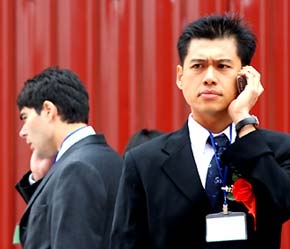 Không chỉ là phương tiện liên lạc, điện thoại còn là một biểu tượng của sự thành đạt - Ảnh: Việt Tuấn.