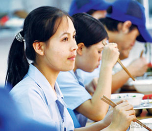 Giờ ăn trưa tại một công ty - Ảnh: Phan Quang.