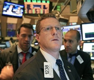 Thị trường chứng khoán Mỹ đã không có lực hỗ trợ để đi lên phiên đầu tuần - Ảnh: AP.