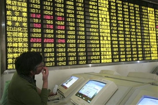 Chứng khoán Trung Quốc hôm nay đã mất điểm sau khi các nhà chức trách yêu cầu các nhà băng đánh giá tác động đối với các khoản vay trong trường hợp giá nhà đất ở nước này giảm tới 60% - Ảnh: AP.