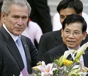 Tổng thống Mỹ George W. Bush nhận hoa trong buổi lễ đón của Chủ tịch nước Nguyễn Minh Triết tại Phủ chủ tịch ngày 17/11 - Ảnh: Reuters.