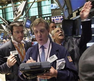 Với phiên tăng điểm này, chỉ số Nasdaq xác lập phiên tăng điểm thứ 9 liên tiếp, còn chỉ số S&P 500 đã chính thức lên mức cao nhất trong vòng 8 tháng qua - Ảnh: AP.