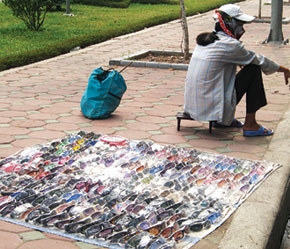 Một sạp kính mắt dạo.