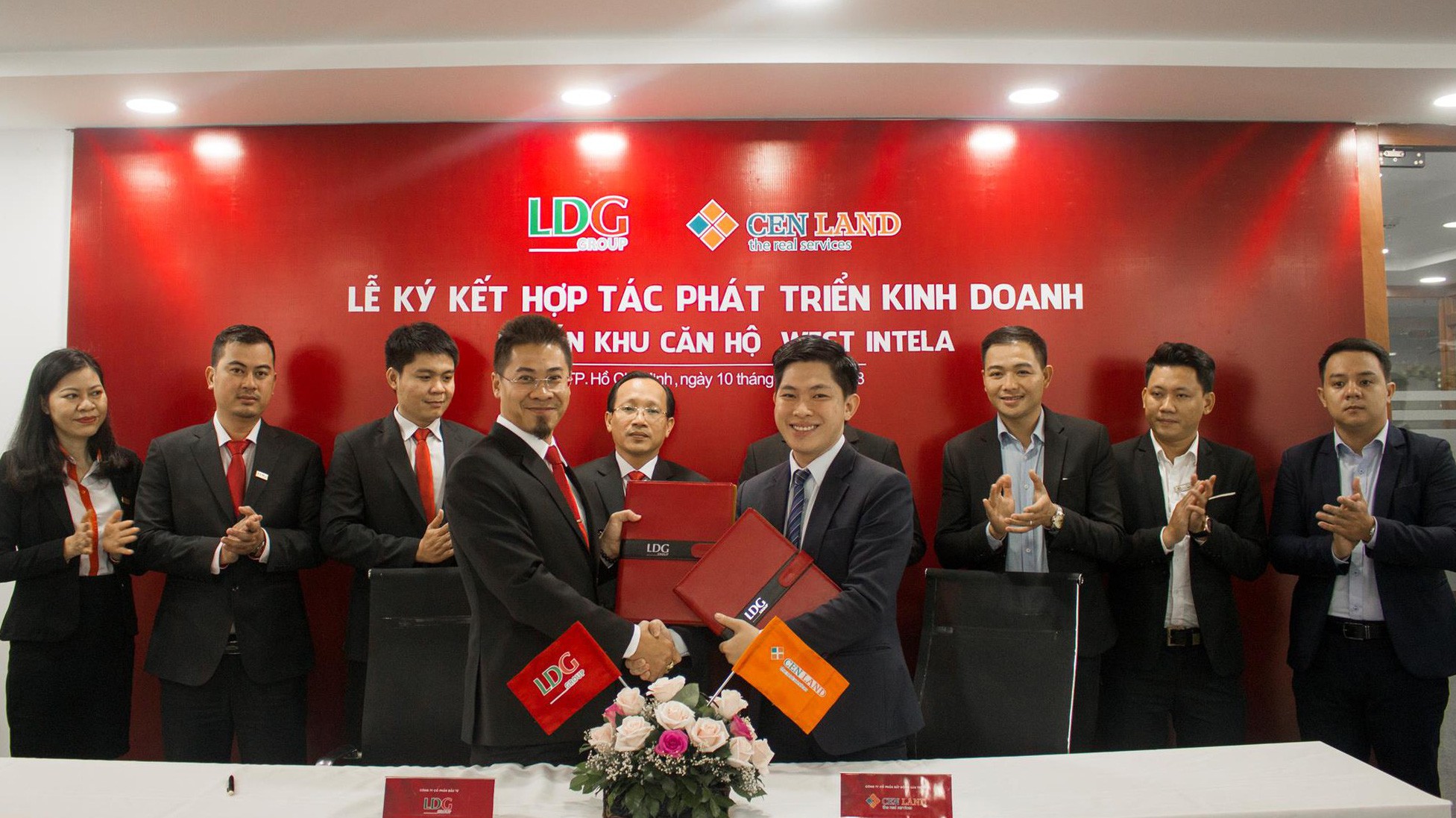 Lễ ký kết hợp tác giữa hai doanh nghiệp.