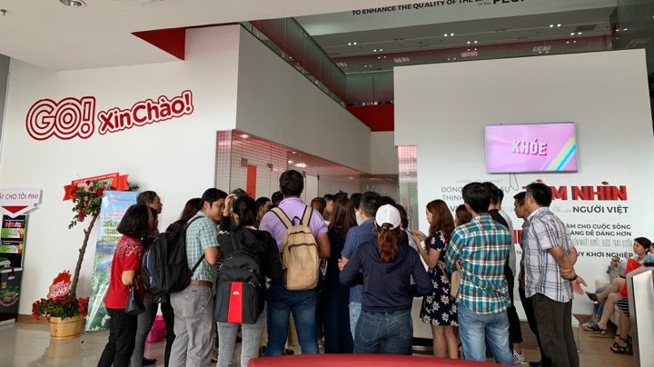 Nhiều người phản đối Central Group trước thông tin tạm ngừng nhập hàng may mặc Việt Nam.