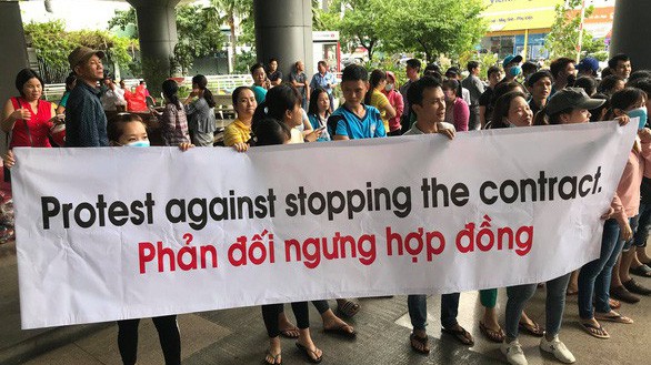 Các doanh nghiệp bị ngưng hợp đồng căng băng rôn trước trụ sở của Central