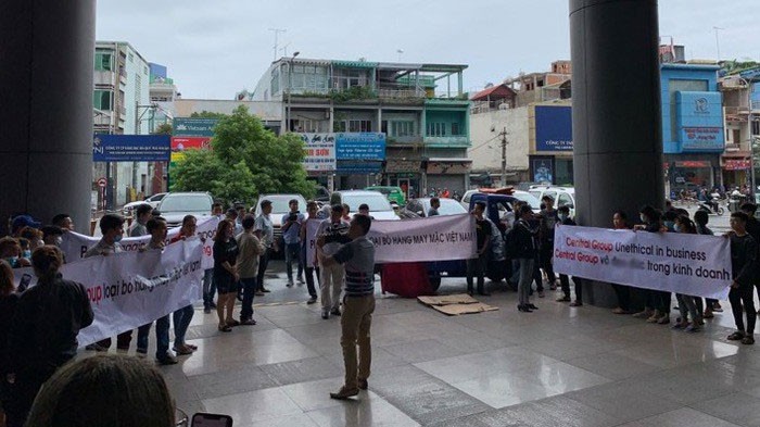 Hàng trăm nhà cung ứng phản đối Central Group vì ngưng nhập hàng may mặc Việt.