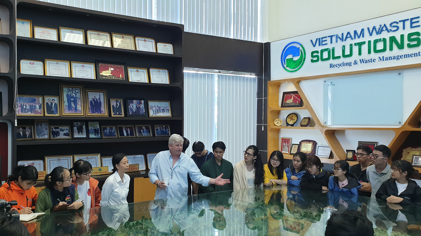 Ông Kevin Moore đang giới tthiệu cho sinh viên về quy trình vận hành tại VWS.
