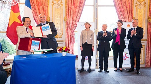 Tổng bí thư Nguyễn Phú Trọng và Chủ tịch Quốc hội Pháp François de Rugy chứng kiến việc ký hợp đồng thoả thuận mua 24 máy bay Airbus, giữa Chủ tịch Tập đoàn FLC Trịnh Văn Quyết và Phó chủ tịch Airbus phụ trách thương mại Eric Schulz. Hình ảnh trích từ website Quốc hội Pháp.