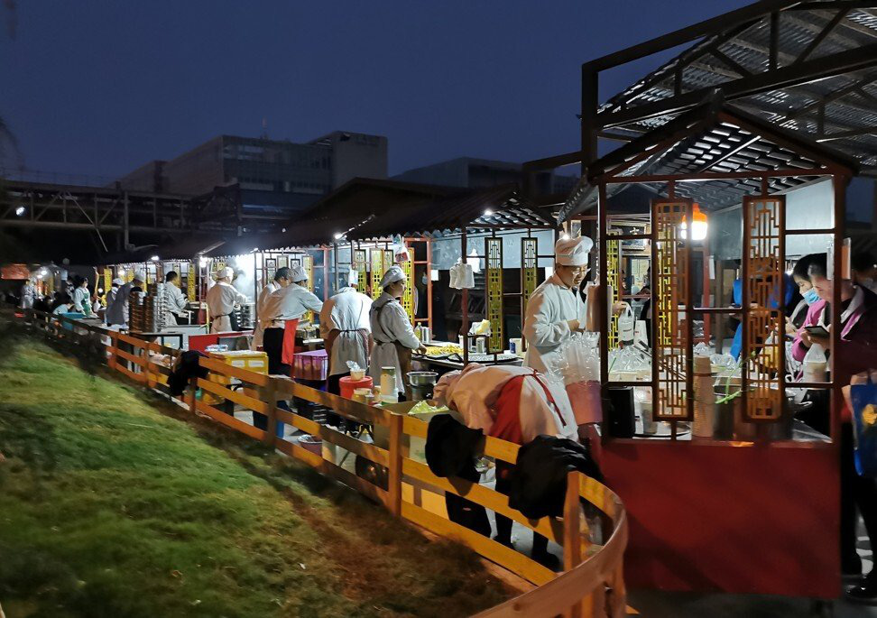 Khu vực quanh nhà máy Foxconn lại sầm uất không kém nhiều khu vực mua sắm nổi tiếng tại các thành phố lớn như Bắc Kinh, Thượng Hải - Ảnh: SCMP.