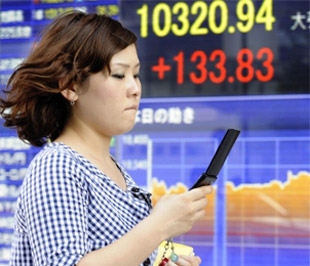 Chỉ số Nikkei 225 phiên này đã lên điểm nhờ sức tăng của cổ phiếu nhiều hãng xuất khẩu - Ảnh: Getty Images.