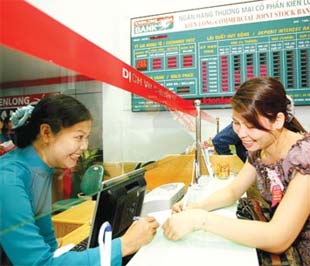 Khách hàng giao dịch tại Ngân hàng Kiên Long.