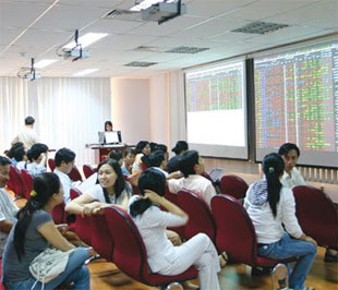 Sau chín năm, thị trường chứng khoán Việt Nam đã có những thay đổi căn bản nhưng vẫn tồn tại những bất cập ngăn cản bước tiến của thị trường - Ảnh: Lê Toàn.