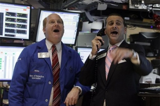 Niềm vui của nhà đầu tư khi Dow Jones vượt 10.000 điểm - Ảnh: AP.