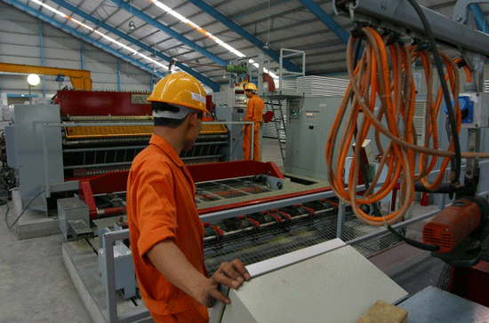 Dự kiến giá trị tăng thêm của khu vực công nghiệp và xây dựng năm 2011 từ 7,5 -8,3% - Ảnh: Việt Tuấn.