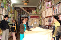 Những ngày này, các cửa hàng chăn ga, gối đệm đều khá đông khách.