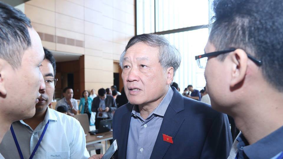 Chánh án Toà án nhân dân Tối cao Nguyễn Hoà Bình trao đổi bên hành lang Quốc hội