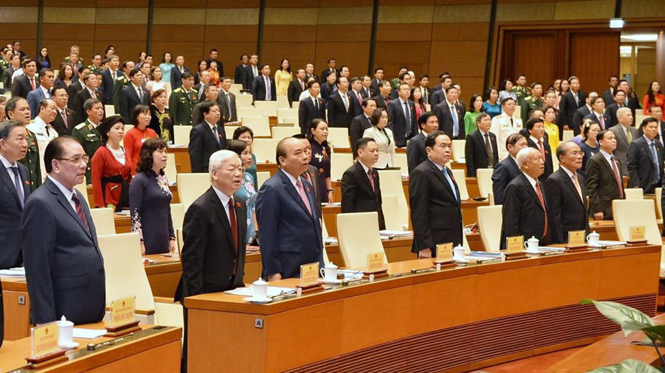 Một số vị đại biểu cho rằng, số lượng không quá 500 đại biểu Quốc hội như luật hiện hành là khá đông. Trong ảnh: Lễ chào cờ phiên khai mạc  kỳ họp thứ 8 của Quốc hội khoá 14 - Ảnh: Quang Phúc. 