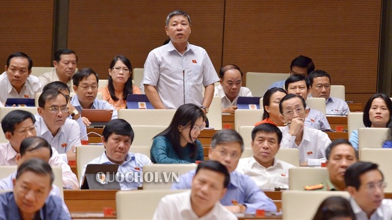 Sau 5 năm thi hành Hiến pháp, việc kiểm soát của Quốc hội thông qua xem xét báo cáo, chất vấn tại kỳ họp và thông qua hoạt động giám sát của Quốc hội còn dàn trản- Ảnh: Một phiên chất vấn của Quốc hội khoá 14.