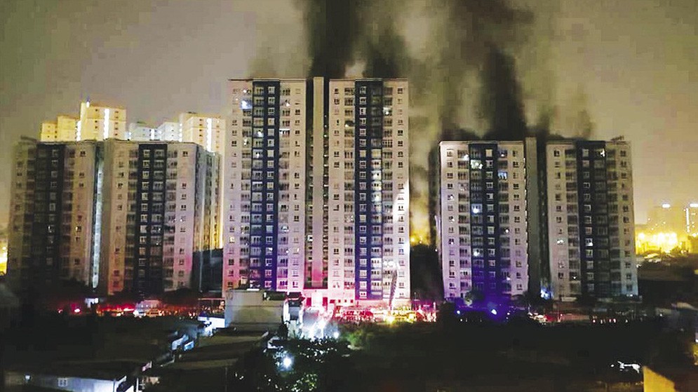 Vụ cháy tại chung cư Carina làm 13 người tử vong, gần 100 người nhập viện.