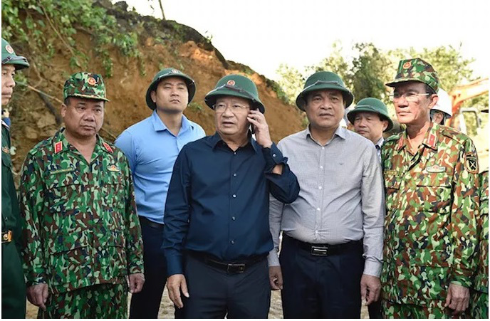Phó thủ tướng Trịnh Đình Dũng gọi điện báo cáo với Thủ tướng.