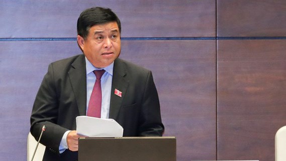 Bộ trường Bộ Kế hoạch và Đầu tư Nguyễn Chí Dũng giải trình các vấn đề đại biểu quan tâm.