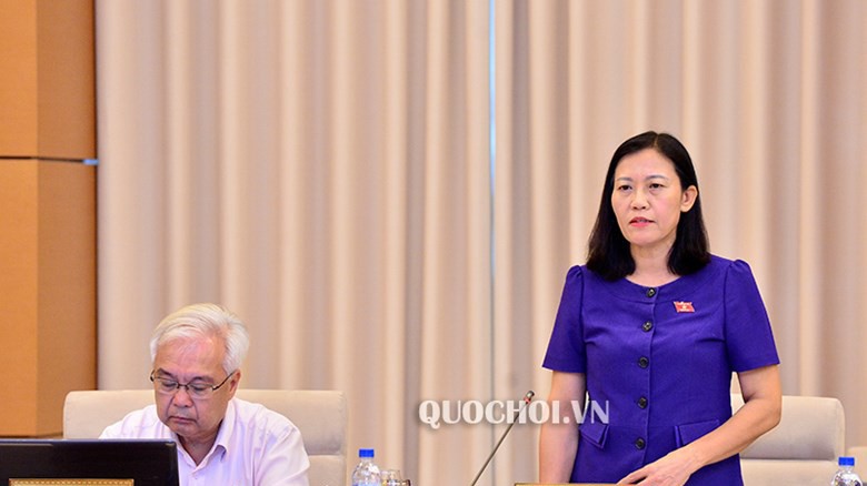 Chủ nhiệm Uỷ ban Tư pháp Lê Thị Nga phát biểu tại phiên thảo luận.