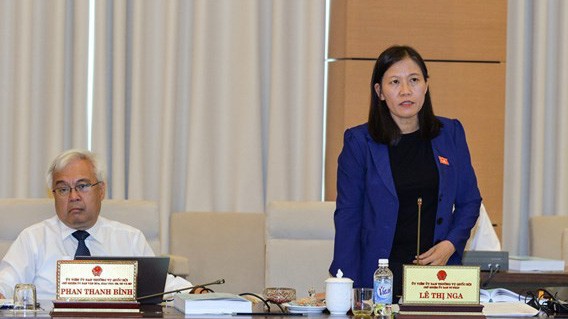 Chủ nhiệm Uỷ ban Tư pháp Lê Thị Nga báo cáo một số vấn đề lớn còn có ý kiến khác nhau của dự thảo Luật Phòng chống tham nhũng (sửa đổi).