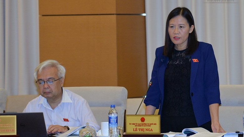 Chủ nhiệm Uỷ ban Tư pháp Lê Thị Nga phát biểu  tại phiên thảo luận.