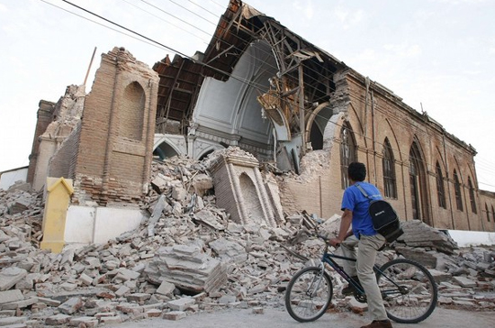  Trận động đất làm nhiều toà nhà bị đổ sập, cầu cống, bệnh viện, đường xá bị phá huỷ nghiêm trọng, đường điện và hệ thống thông tin liên lạc bị cắt đứt tại nhiều nơi - Ảnh: Reuters.