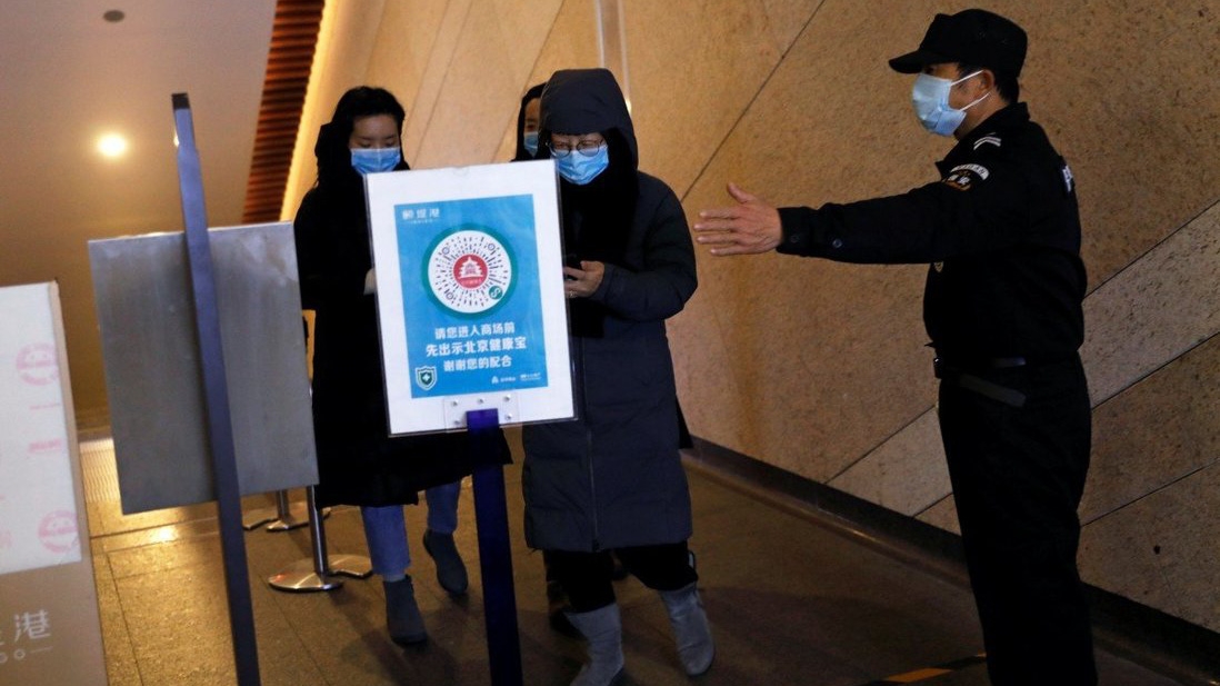 Nhà chức trách trên khắp Trung Quốc đang thắt chặt kiểm soát hoạt động du lịch trước thềm Tết Dương lịch và Tết Nguyên đán để ngăn chặn Covid-19 - Ảnh: Reuters