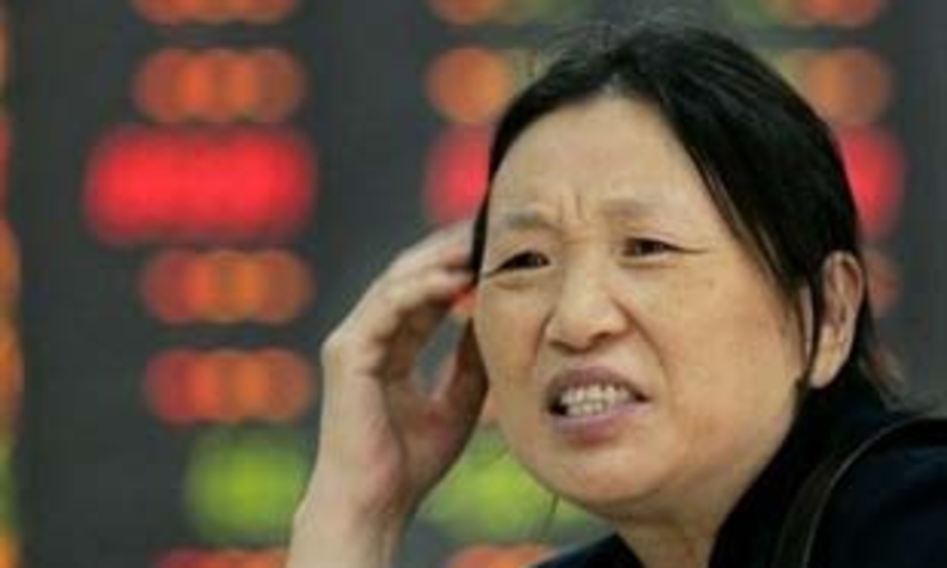 Chỉ số tổng hợp Thượng Hải (Shanghai Composite) đã rơi xuống dưới ngưỡng tâm lý - 2.000 điểm, càng thúc đẩy thêm tin đồn Chính phủ sẽ phải ra tay cứu vớt thị trường chứng khoán - Ảnh: Reuters.