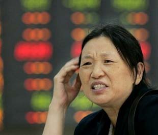 Chỉ số tổng hợp Thượng Hải (Shanghai Composite) đã rơi xuống dưới ngưỡng tâm lý - 2.000 điểm, càng thúc đẩy thêm tin đồn Chính phủ sẽ phải ra tay cứu vớt thị trường chứng khoán - Ảnh: Reuters.